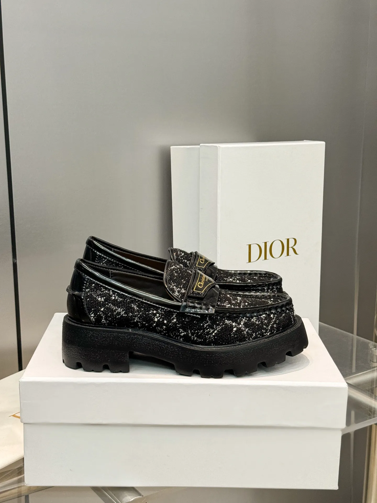 👟👟Ex-factory price 600👟👟 Dior 2024 new autumn and winter D-Boy letter logo color-blocked thick-soled women's shoes. Star's same style slip-on belt buckle round-toe retro low-heeled loafers. Material: imported open-edge beaded cowhide stitching eco-friendly rattan plaid tweed + water-dyed sheepskin lining + original molded IP outsole. Bottom thickness: 3.5CM Size: 35-42 (41.42 customized, non-refundable and non-exchangeable)